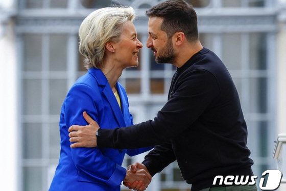 EU 집행위원장, ‘유럽의 날’ 기념 키이우 방문…러 전승절에 맞불