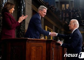 바이든, 내일 매카시 등 美의회 지도부와 회동…부채한도 상향 돌파구 주목