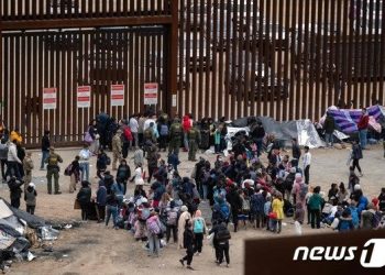 美 ‘코로나 우려 이민자 즉각 추방’ 종료…南 국경에 수만 인력 배치