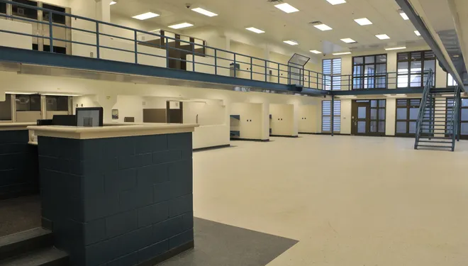 채텀 카운티 교도소 계약직 직원, 마약 전달 혐의로 기소