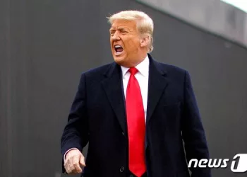 트럼프, 공소장 공개에 “마녀사냥”…스미스 특검에 “정신병자” 막말도