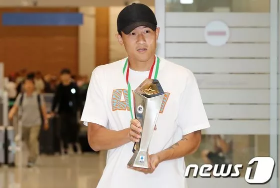 김민재, 올해의 수비수 트로피 들고 금의환향…”목표한 것 다 이뤘다”