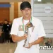 김민재, 올해의 수비수 트로피 들고 금의환향…”목표한 것 다 이뤘다”