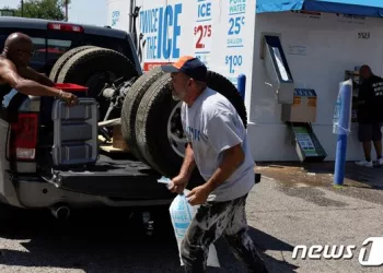 ‘자동차가 오븐이 됐네’…美텍사스·멕시코 50도 육박 폭염에 전력 비상