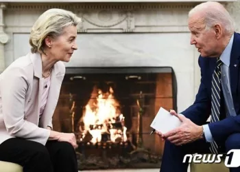 “바이든, 차기 나토 사령탑에 폰데어라이엔 EU 집행위원장 설득중”