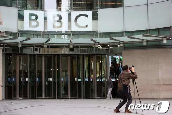 英 BBC 진행자, ‘미성년자 성적 사진 구매’ 의혹…”신속 조사 촉구”