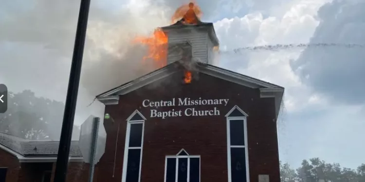 서배너의 102년 된 한 교회의 첨탑, 낙뢰로 인한 화재로 붕괴