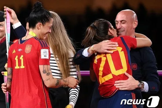 선수에 ‘강제 키스’ 스페인축구협회장, 논란 커지자 결국 사과