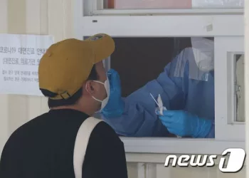 코로나 재확산에 살인 더위까지…”모임 연기할까 고민이에요”