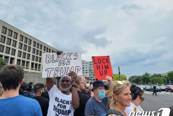 ‘세 번째 기소’ 트럼프 법원 출석…예상보다 차분한 워싱턴DC