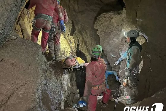 1300m 지하동굴 갇혔던 美탐험가 극적 구조…조난 9일 만에