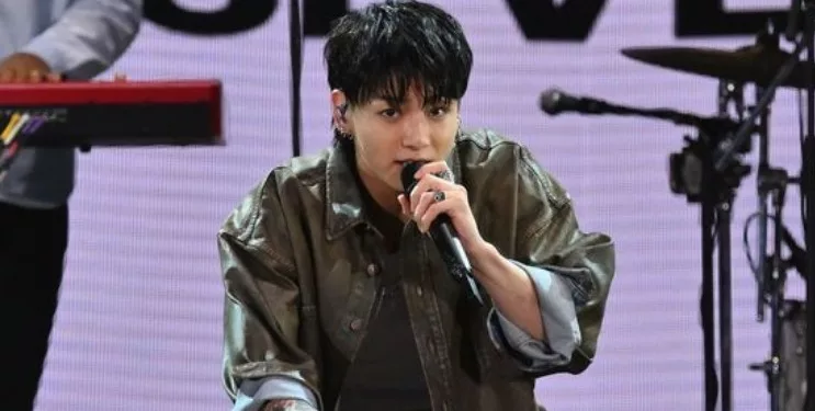 BTS 정국, 비내리는 뉴욕서 공연…”모든 이가 기본권 누리도록”