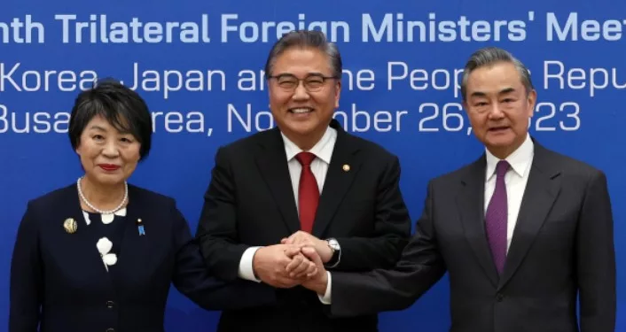 한일중 외교장관, 4년여 만에 한자리… 정상회의 개최 조율