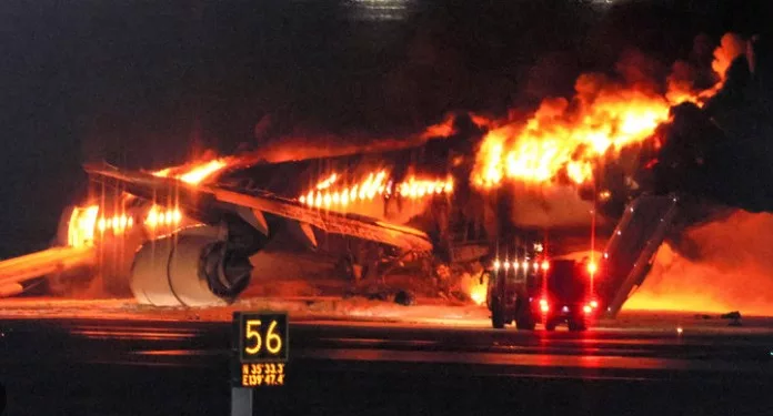 하네다공항 사고 JAL 379명 전원 탈출… 해안경비대 5명 사망