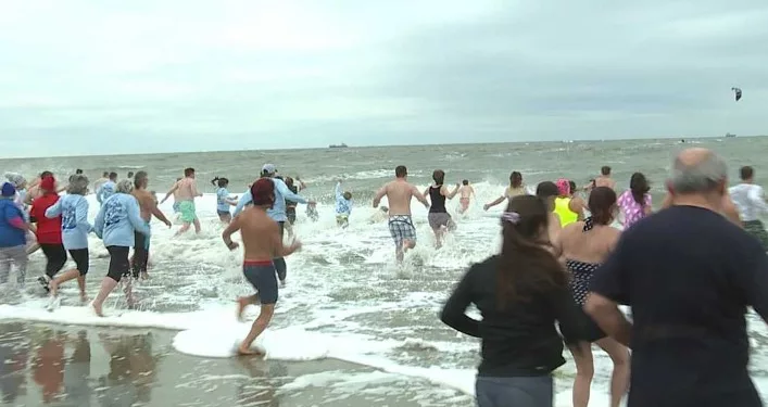 수천명의 인파, 타이비 아일랜드(Tybee Island)의 새해 첫날 전통에 참여