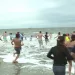 수천명의 인파, 타이비 아일랜드(Tybee Island)의 새해 첫날 전통에 참여