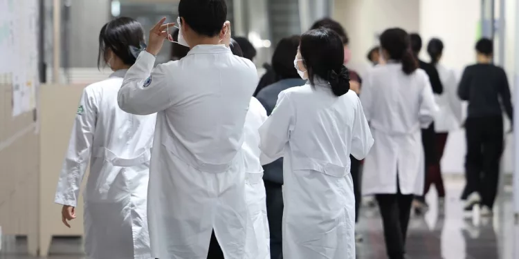 전국 의대 집단 사직 ‘현실화’…의·정 이견에 환자 불안 증가