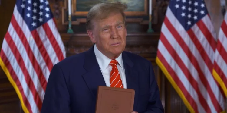 트럼프, 리 그린우드와 ‘갓 블레스 더 유에스에이’ 성경 판촉