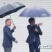 조국혁신당 당선인 12명 방문에…정장차림 文 전대통령 우산쓰고 마중