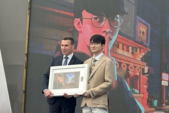 ‘페이커’ 새겨넣은 세상에 한대 뿐인 벤츠…전설에 바친 차량 가격은