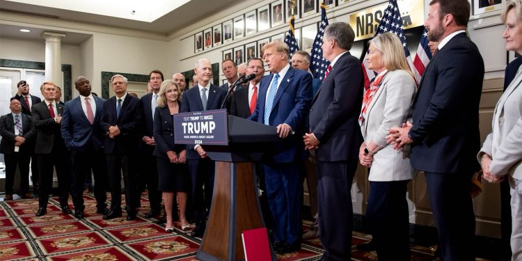 트럼프, 1·6사태 이후 3년여만에 첫 의사당 방문…화려한 복귀