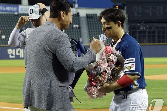 손아섭, 통산 2505안타로 최다 안타 새 역사…’전설’ 박용택이 직접 축하
