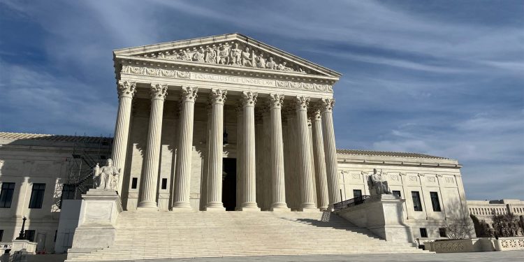 미 대법원, ‘미성년 성전환 약물 요법 제한’ 주법 심리