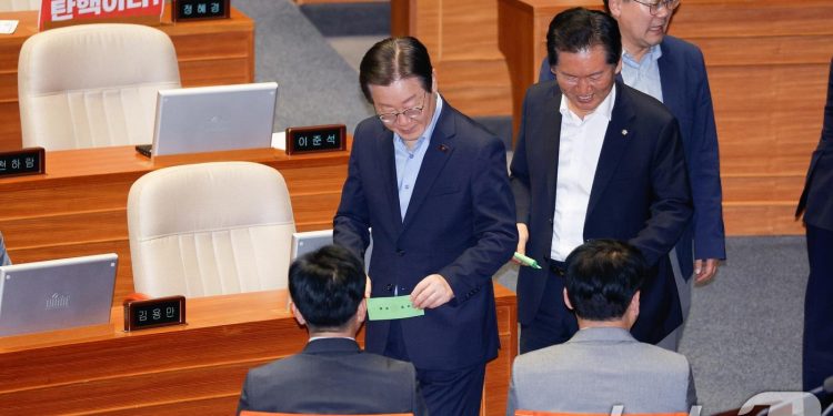 대통령실 “오물 탄핵” 반발…민주 “정당한 권한 행사, 尹정권이 오물”