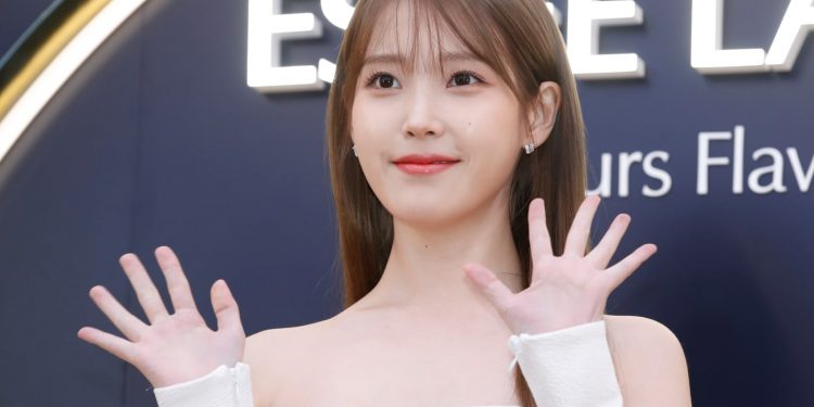 아이유, 통 큰 미담 또…콘서트 모든 스태프에 비즈니스석 쐈다