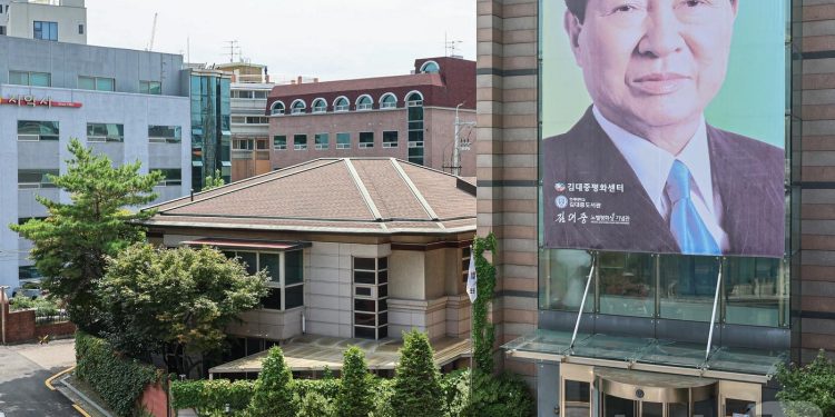 DJ 사저 매각→전재산 내놓은 박지원… “진정한 충신” 봇물