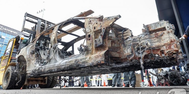 “배터리 완충, 진짜 위험해?”…충전기 들고 고민하는 차주들