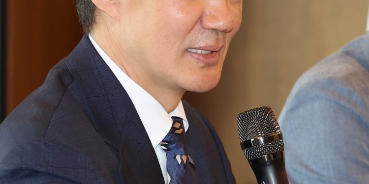 검찰, 조국 소환 통보…文 전 사위 채용 의혹 관련