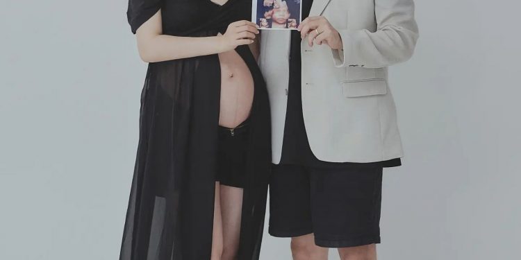 배슬기, 과감한 D라인 공개…시스루 드레스 입고 만삭 화보