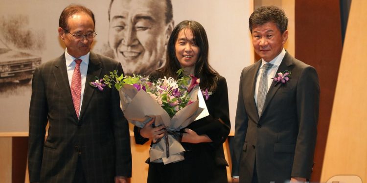 한강 “지난 일주일 특별한 감동…제 글 만나준 모든분 감사”