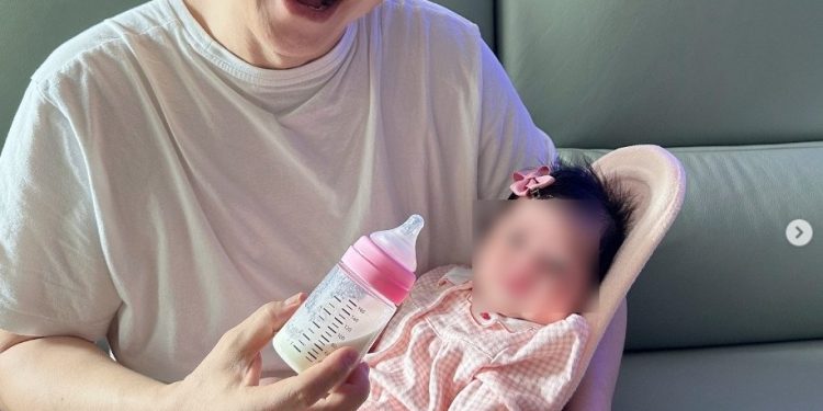 생후 30일 미모가 이정도…박수홍, 딸 전복이 안고 ‘행복’