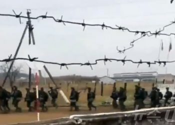 “러, 3월부터 북에 석유 100만 배럴 지원…무기·병력 대가”