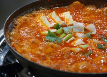 [100세건강] “뜨끈뜨끈한 국물 당기는 겨울…염분 함량 치명적”