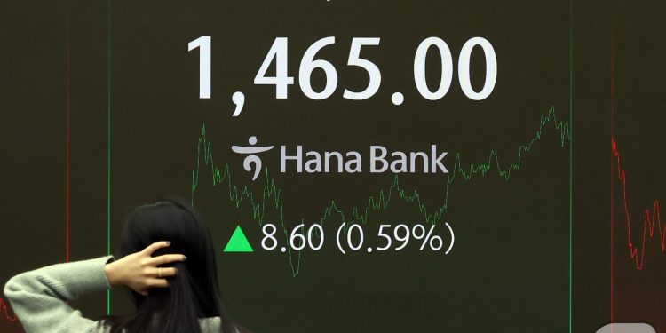 달러 환율 8.4원 뛴 1464.8원, 15년9개월만에 최고…”정치가 발목”