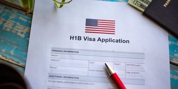 美 H-1B 비자, 트럼프 지지층 내 ‘뜨거운 감자’ 부상