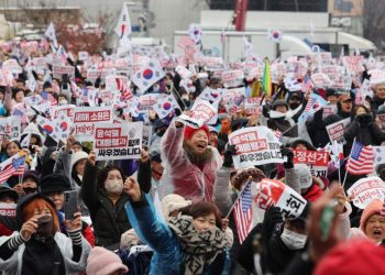 “한국 윤석열 지지자들이 ‘미국 국기’ 흔드는 이유”