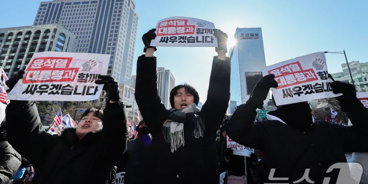 보수에 활력 불어넣는 2030 남성들…우파결집-법원 난입 ‘명암’