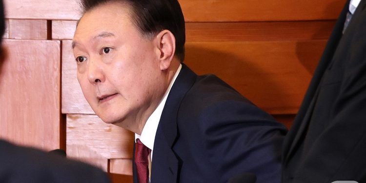 또 ‘현직 최초’ 불명예…체포·수감·구속 이어 ‘피고인 대통령’