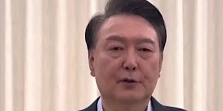 윤대통령 체포되며 “정권재창출·종북척결”…탄핵 염두냐 보수결집 노림수냐