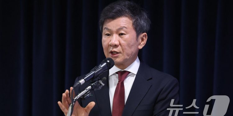 말 많은 ‘축구대통령’ 선거 하루 앞으로…예상대로 정몽규? 허정무 뒤집기?