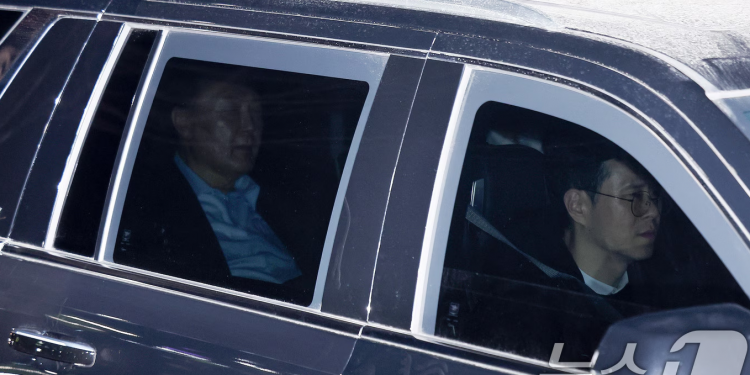 尹, 구치소서 호송차 타고 헌재 이동…’10번’ 수형복 벗고 정장 입을 듯