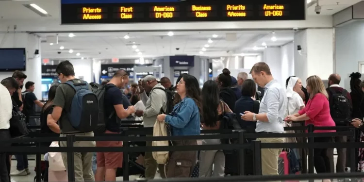 TSA, 봄철 공항 보안 대기 시간 단축 위한 팁 공개