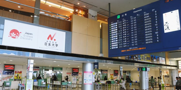 日공항 보안구역서 韓아이돌 찍던 한국 여성…막아선 직원 폭행