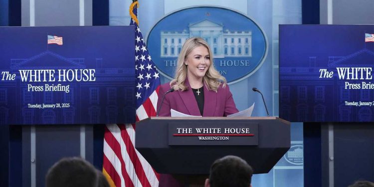 트럼프 백악관, 출입기자 직접 선정…백악관 출입기자단 111년 만에 사실상 해체