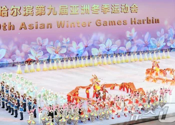 [하얼빈AG] 얼음 도시 밝힌 성화…아시아 겨울스포츠 축제 개막