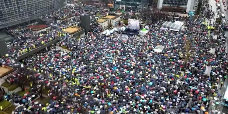 부산역 ‘尹탄핵 반대’ 집회에 수만명…전한길 “비상계엄은 ‘계몽령'”